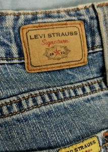 Levi's light Wash Denim Jeans