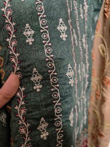 Elegant Pakistani Suit