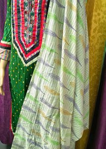 Embellished Green Bandhani Kurte dupatta