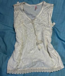 White Embroidered Sleeveless Kurta