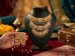 Exquisite Gold Necklace & Earrings Set
