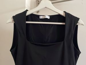 Square-neck fitted crop top
