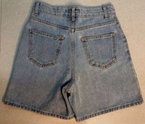 Light Wash Classic Denim Shorts 🦋