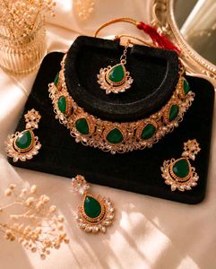 Stunning Emerald and Diamond Jewellery Set