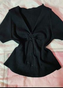 BLACK V NECK FITTED TOP