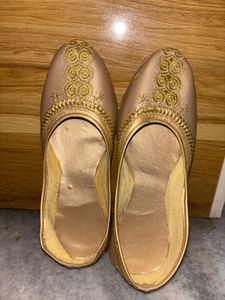 Embroidered Jutti