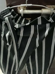 A very light stripe lower pant