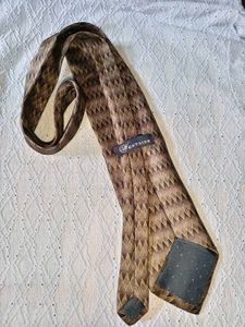 Elegant Diamond Pattern Tie