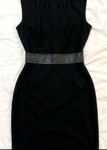 Chic Black Sleeveless Sheath Dress with Belt