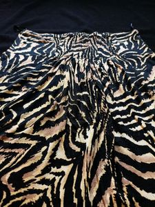 ( NEW UNUSED ) SHORT SKIRT