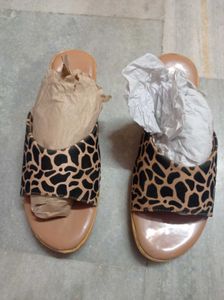 Stylish Giraffe Print Slides