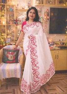 Elegant White Saree with Red Paisley Border Embroi