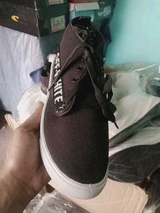 NEW NO USED SNEAKERS SHOES FOR MEN.