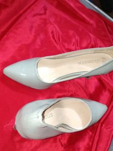 Stylish Grey Pointed Toe heels