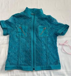 turquoise top with a zipper
