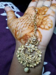 Elegant Gold Maang Tikka