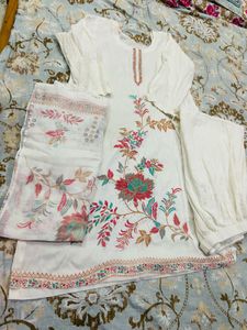 Elegant White Floral Embroidered Kurta Set
