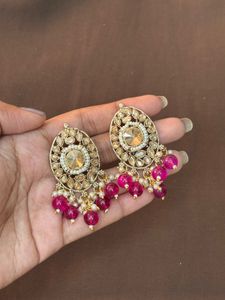 Elegant Gold Maang Tikka with Fuchsia Beads