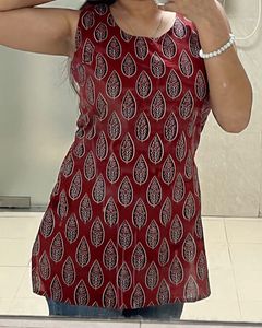 Maroon Leaf Print Sleeveless Kurta