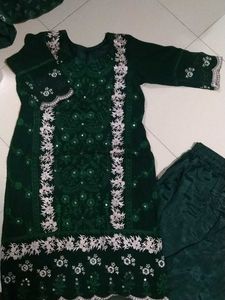 Elegant Green Dupatta with White Lace