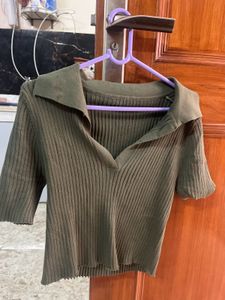 Olive Green Ribbed Collared Crop Top🟢