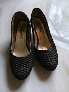 Chic Black Textured Heels