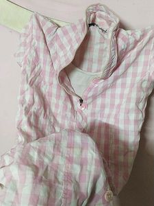 Checked atlomst knee length top with beautiful neck model and zip