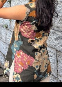 Unique Floral Print Sleeveless Kurta