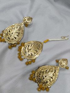 Gold Toned Maang Tikka & Earrings Set