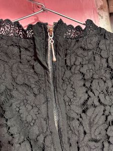 Elegant Black Pleated &amp; Lace Sleeveless Blouse / T
