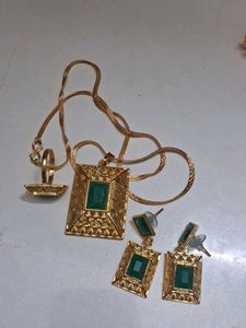 Elegant Gold &amp; Emerald Necklace Set