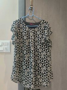 Stylish Black &amp; White Printed Top