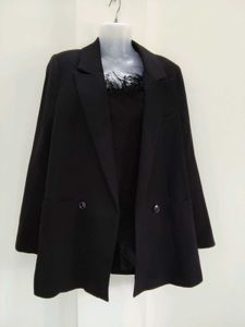 Chic Black Double-Breasted Blazer