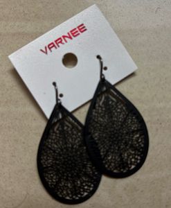 VARNEE Black Teardrop Filigree Earrings