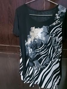 💥Beautiful hoseiry printed black top with side detaling as seen in the picture✔