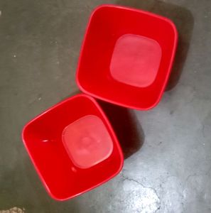 Momo Mekr And Two Red Bowl