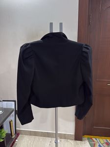 Chic Black Cropped Blazer