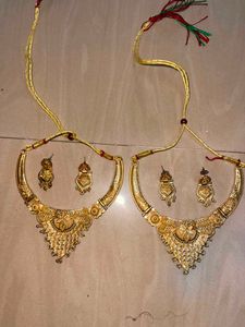 Stunning Gold Necklace & Earring Set