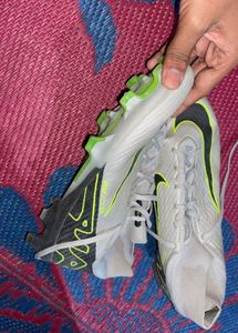 NIKE STUDS