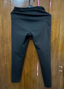 Black solid leggings