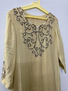 Partywear Kurta And Red Jhuttis Combo
