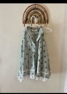 Charming Striped Sleeveless Blouse