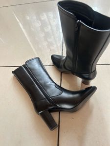 Chic Black Heeled Boots