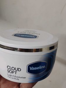 Vaseline Cloud Soft Light Moisturiser