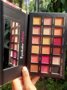 NUDE Eyeshadow Kit (18 Shades)