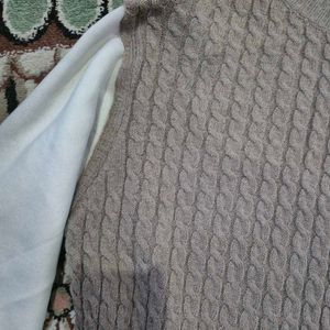 Chic Cable Knit Sweater with Contrasting Sleeves