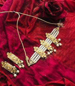 Elegant Pearl and Gold Choker Set