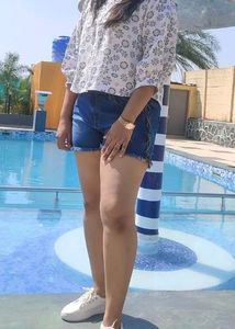 Chic Floral Print Cropped Top