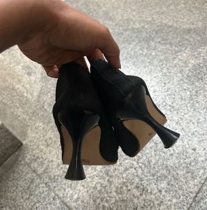 Chic Black Suede Heels