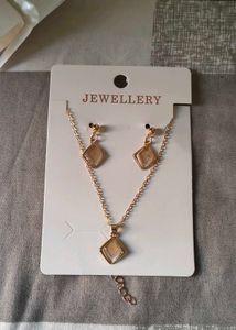 Elegant Diamond Shape Necklace &amp; Earrings Set